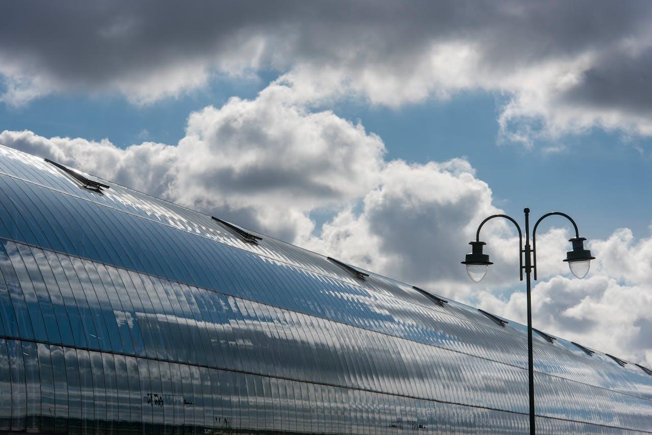 Человек работает с ноутбуком